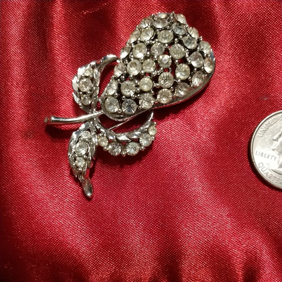 Vintage Estate Pear Brooch in Clear Rhinestones with Leaves 2" x 1" Beautiful. - Picture 6 of 8